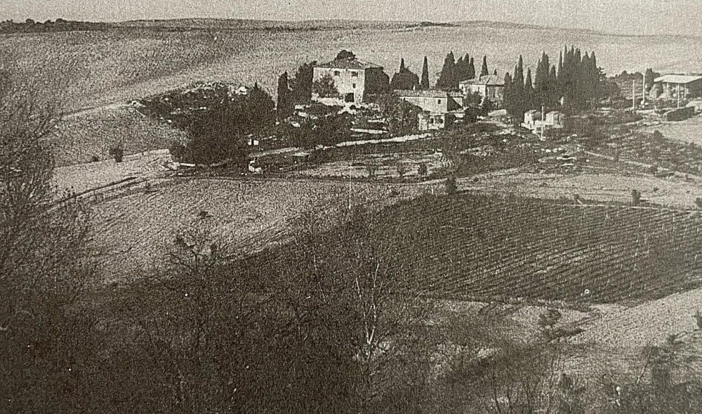 Veduta della Villa Torricella dall'odierna SR68. Si notano i fabbricati e un ettaro di vigna nel campo sottostante il Podere.
