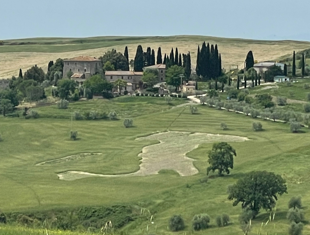 Veduta della Villa Torricella e dell'attuale Agriturismo Fontesettimena. Si notano i fabbricati ed un lavandeto (Lavanda angustifolia) a forma di Italia.