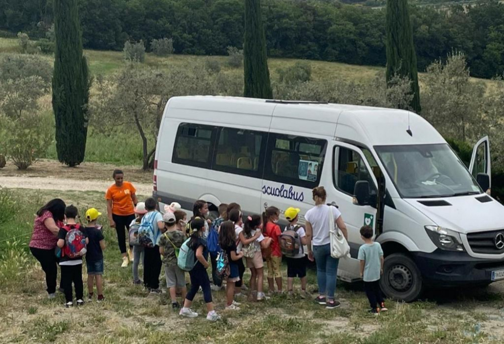 Arrivo dello scuolabus da Volterra con 20 bambini e 3 insegnanti